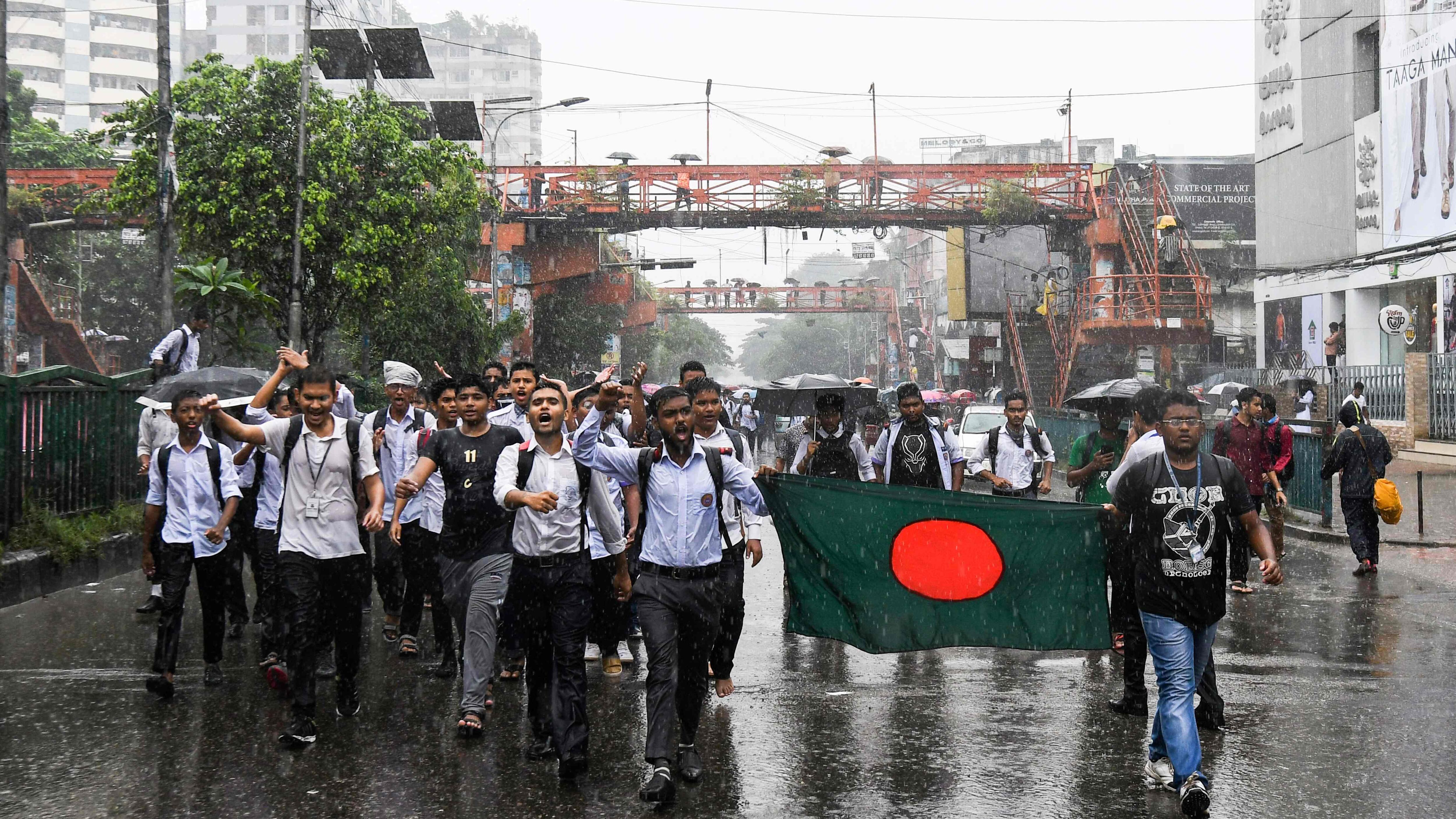 Studenti-vigili controllano auto e patenti. La protesta "stradale" blocca il Bangladesh