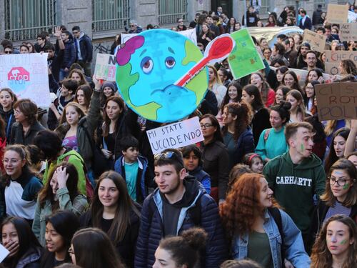Studenti in piazza per il clima: raduni in 123 Paesi