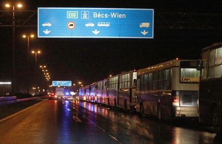 Migliaia di migranti da Budapest a Vienna in autobus 1