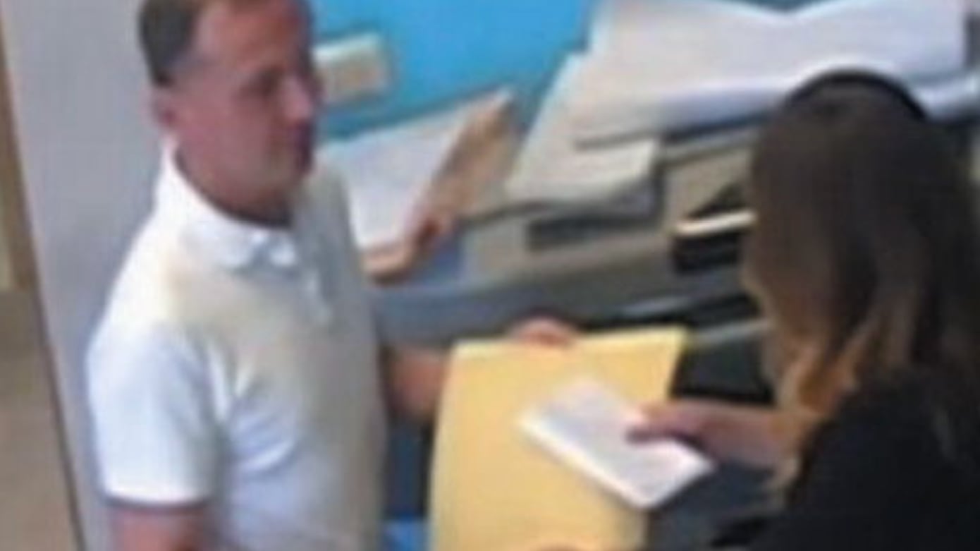Cancellava gli esami prenotati per inserire le visite degli amici. Arrestato un medico a Taranto