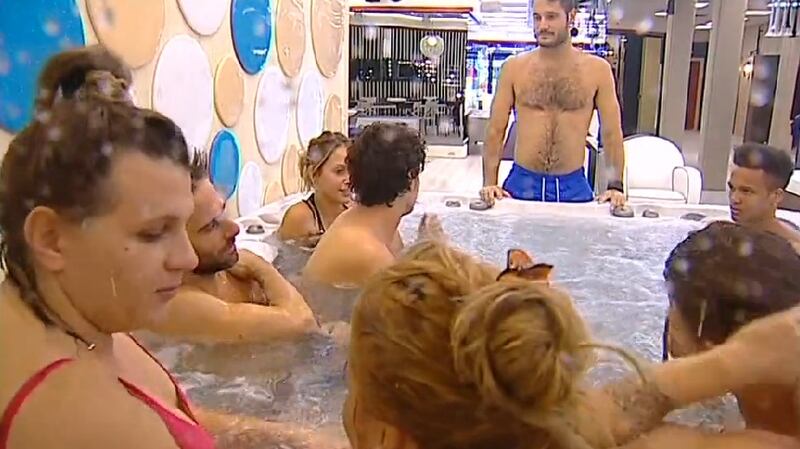 Grande Fratello 14, baci e nudi bollenti nell'idromassaggio 23
