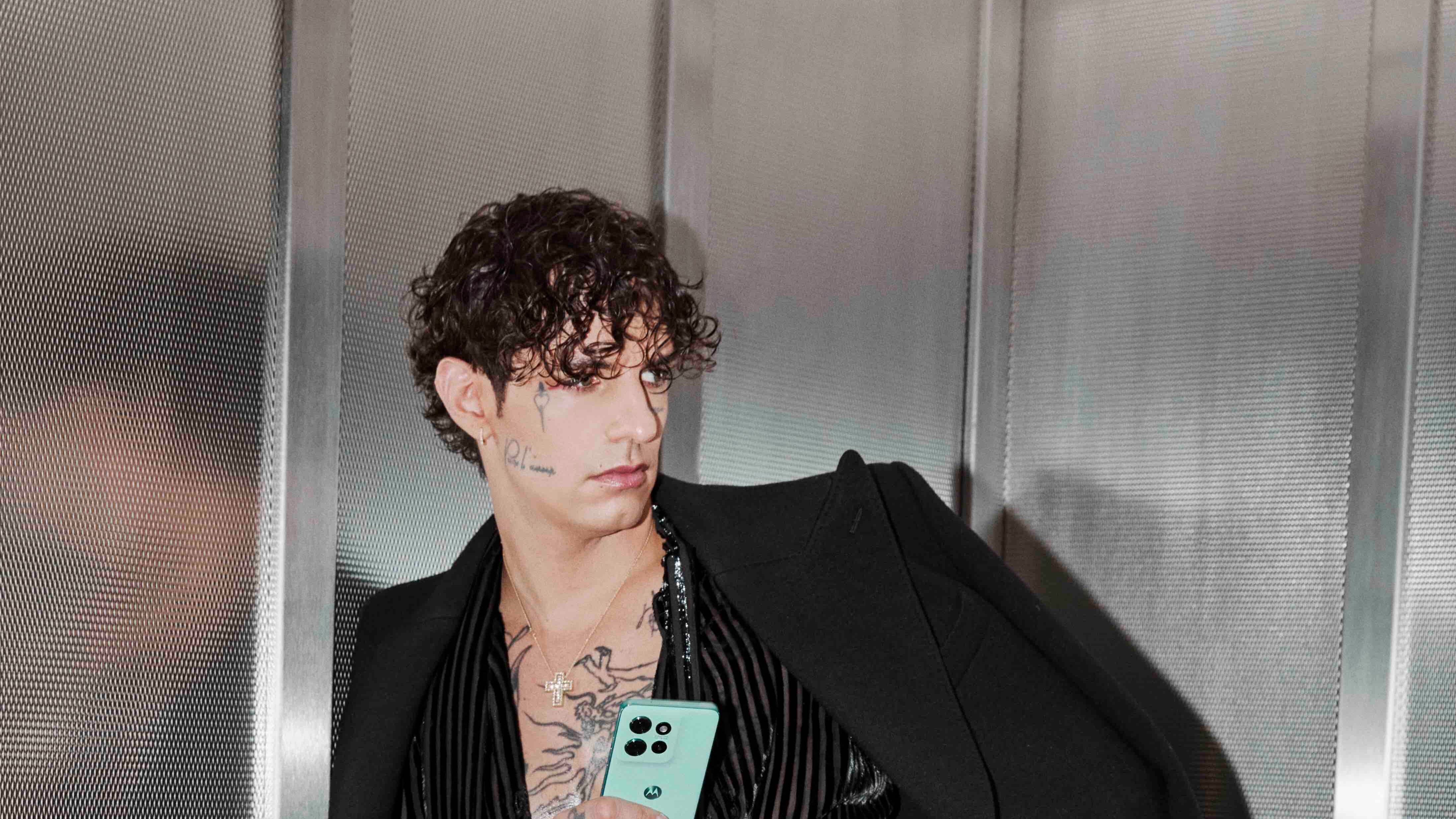 Motorola sceglie Achille Lauro: tra passioni, audacia e stile una partnership che segna una svolta