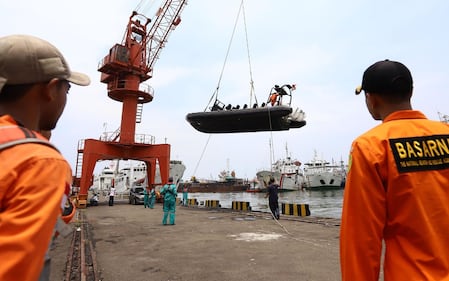 Indonesia, aereo cade in mare: 188 persone sono morte 6