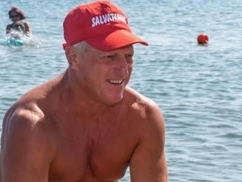 Coppia sta annegando. Il bagnino salva lei, poi muore col marito