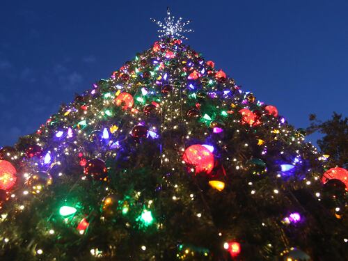 La figlia fa la moglie del locandiere alla recita di Natale: furia della mamma femminista
