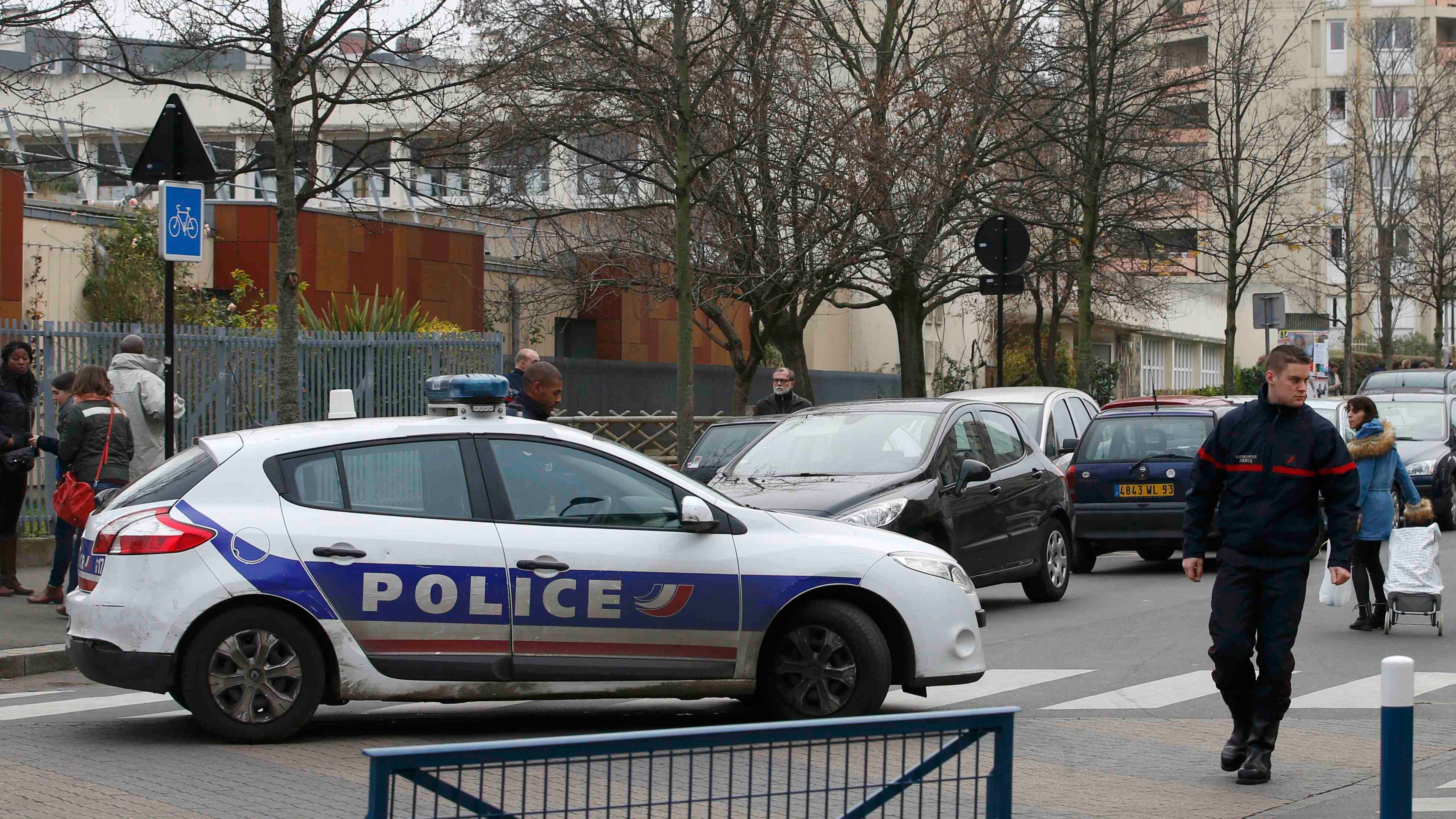 "Ferito da un jihadista dell'Isis". Ma il maestro francese si inventa tutto