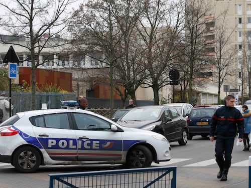 "Ferito da un jihadista dell'Isis". Ma il maestro francese si inventa tutto