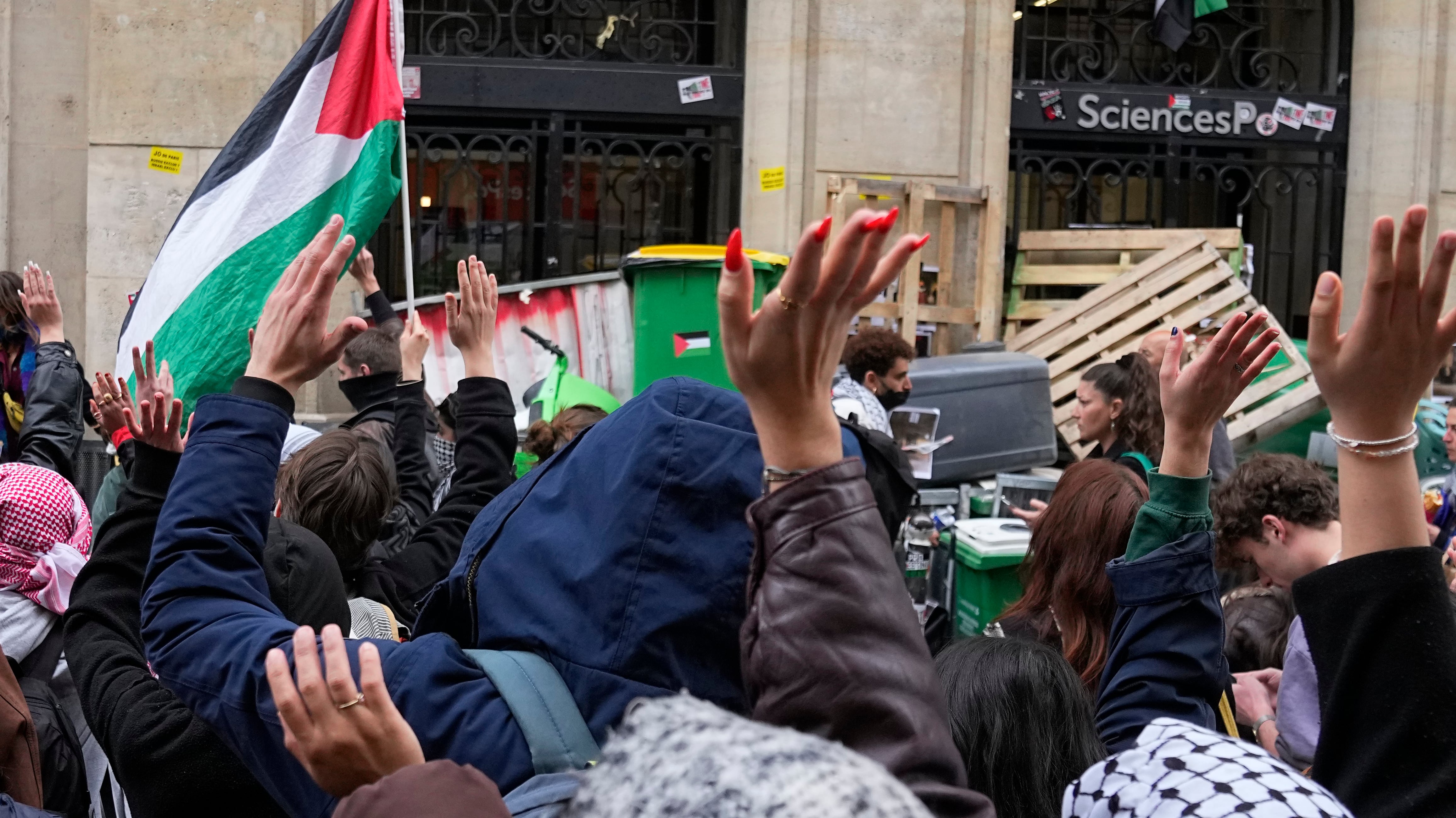 Francia, l'estrema sinistra vuol abolire l'apologia di terrorismo. Esplode la polemica