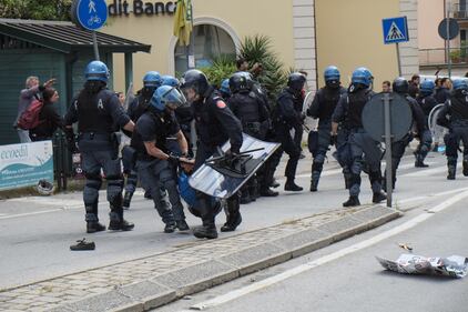 Massa, scontri e feriti al comizio di Salvini 3