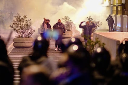 Napoli, guerriglia urbana contro il lockdown 3