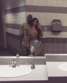 Kim Kardashian: calze a rete provocanti 12