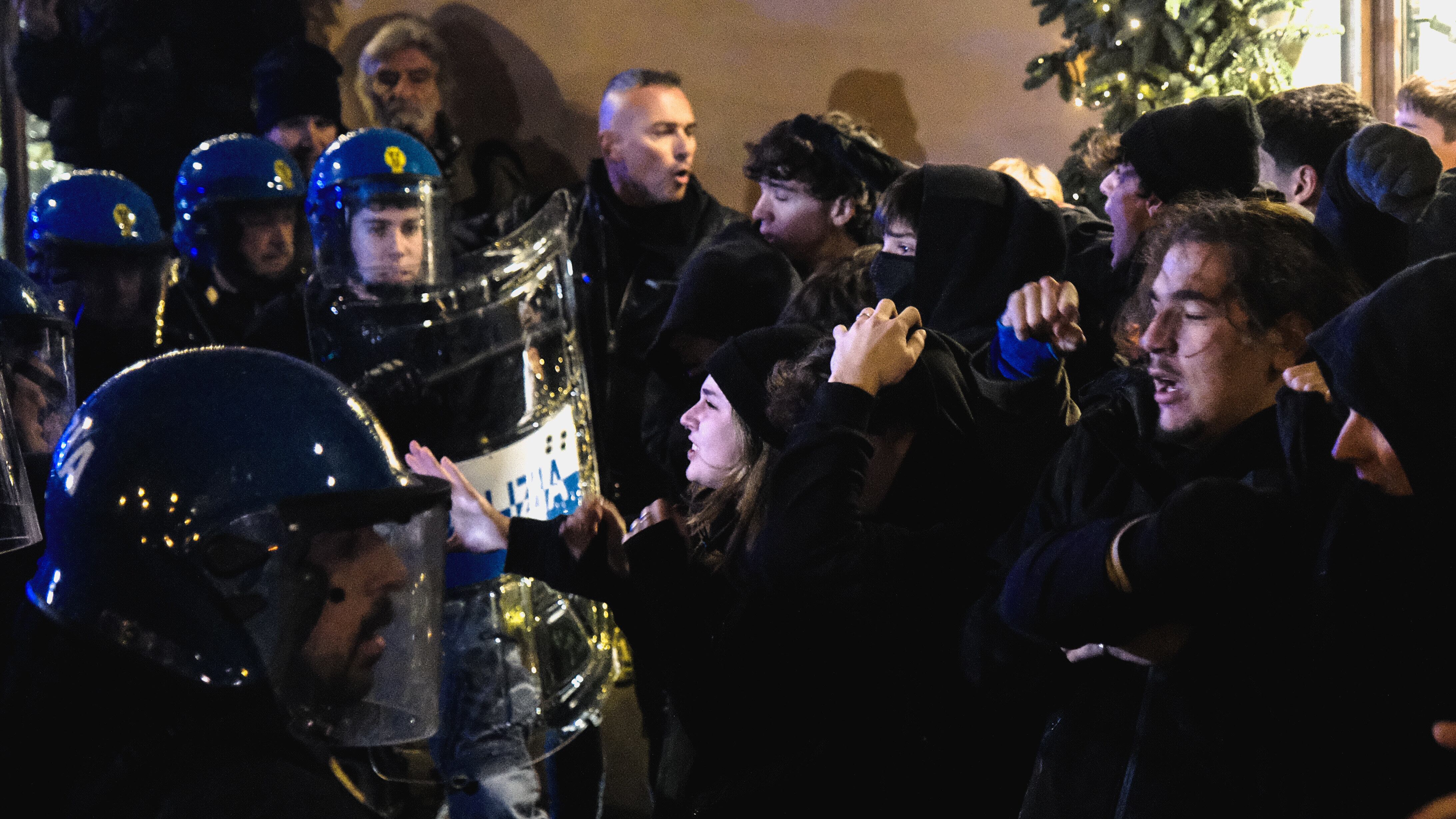Manifestazione non autorizzata davanti alla Camera: scontri tra studenti e polizia