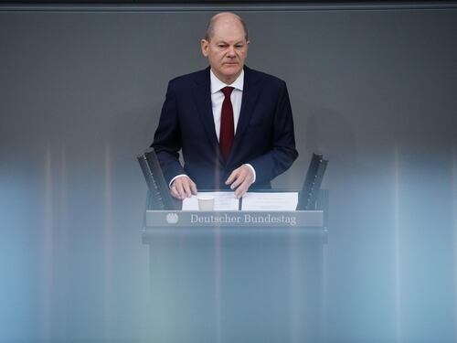 "In vacanza dopo la catastrofe". Nuova tegola sul governo di Scholz