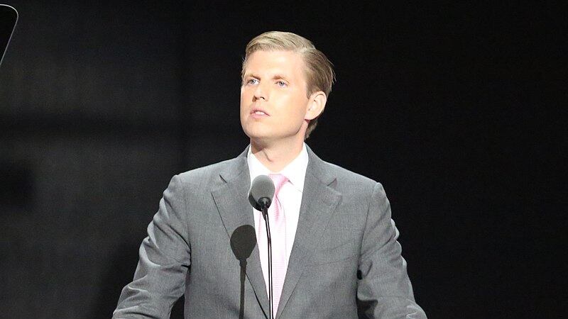 Chicago, sputi e insulti contro Eric Trump, terzogenito del tycoon