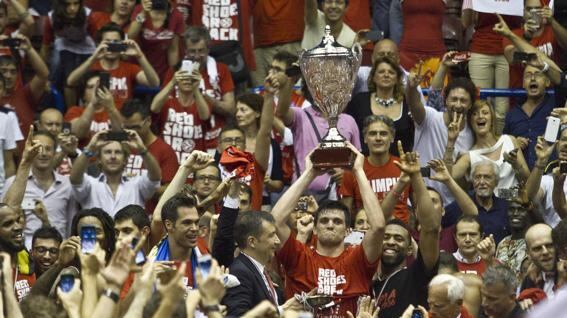 Dopo un'attesa infinita, Armani campione Ea7-Mens Sana 74-67