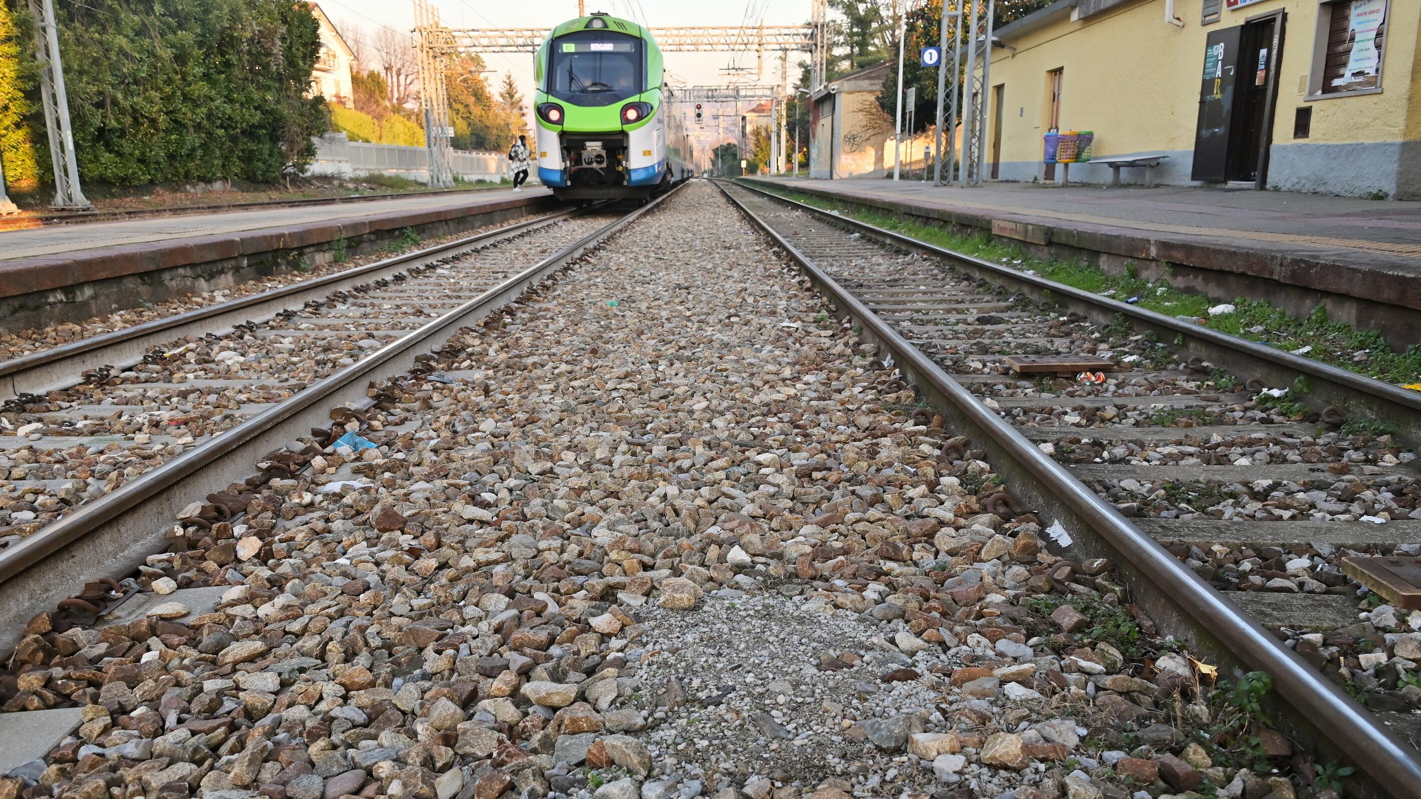Rissa tra giovanissimi immigrati in stazione nel bolognese: spunta anche un coltello