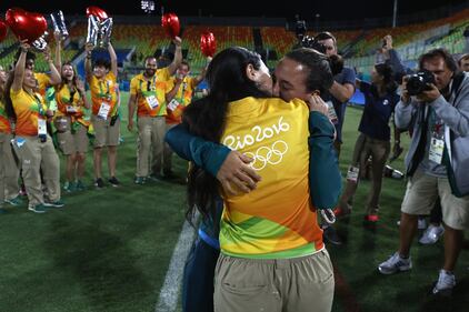 "Mi vuoi sposare?", la proposta di nozze (gay) dopo la finale del rugby 12