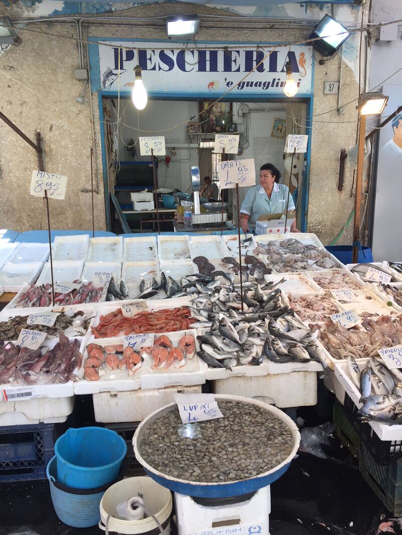 Napoli, piazza Garibaldi e Porta Nolana 17