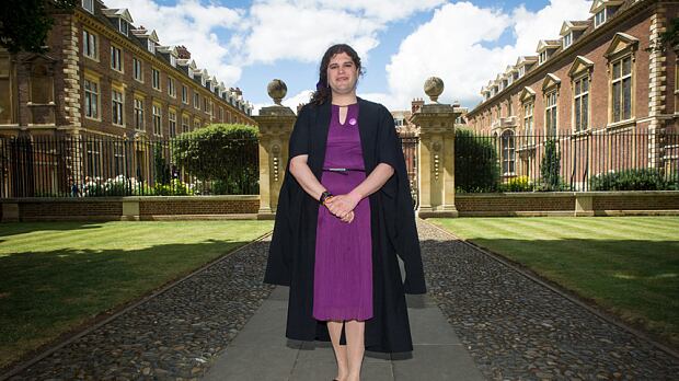 Un college di Cambridge permette ai maschi di indossare la gonna