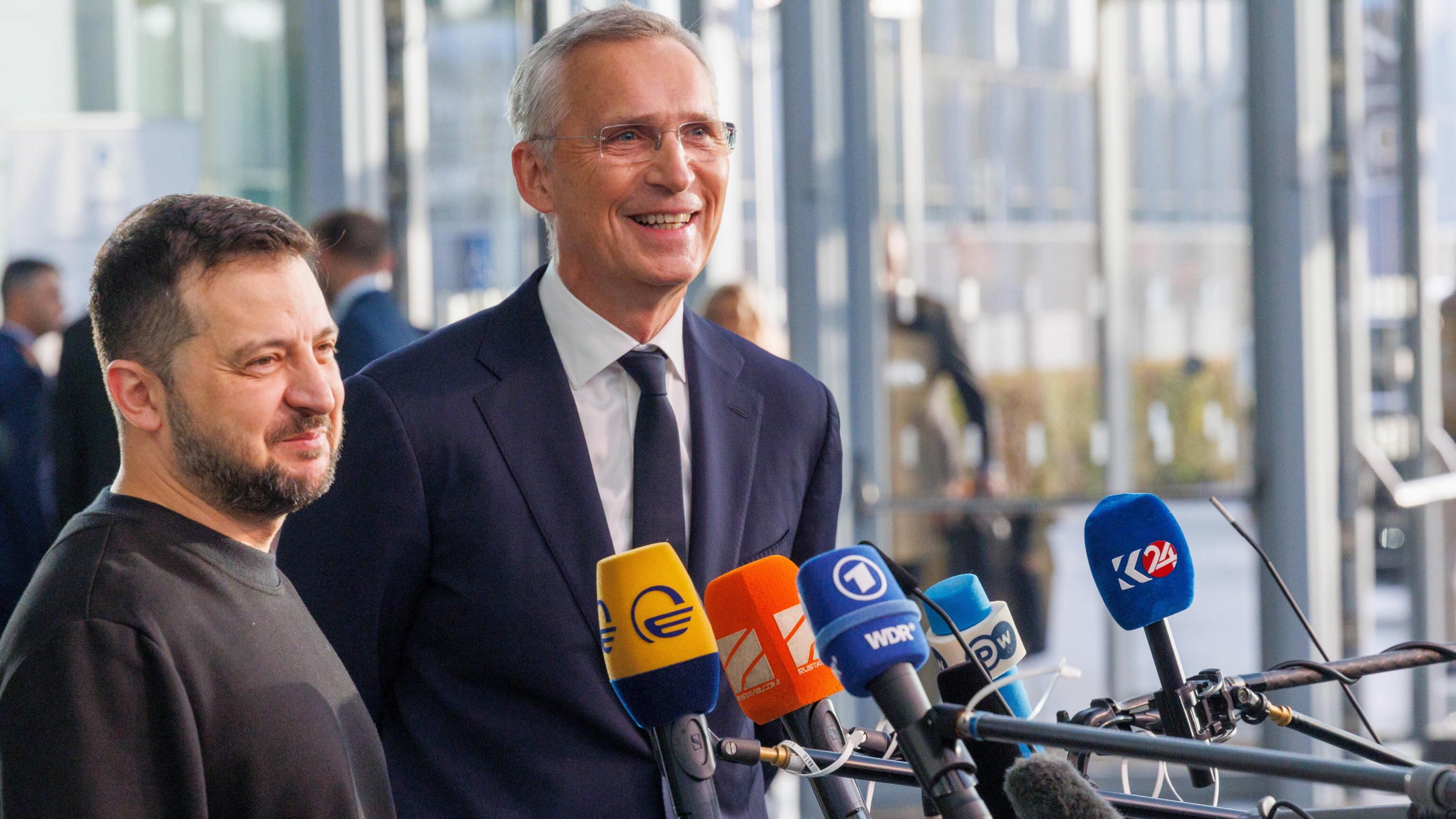 Zelensky vola a Bruxelles da Stoltenberg: "Servono nuovi missili"