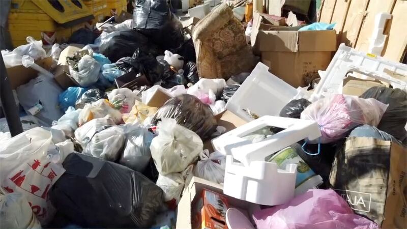 Palermo sommersa dai rifiuti: materassi e motorini in discarica 2