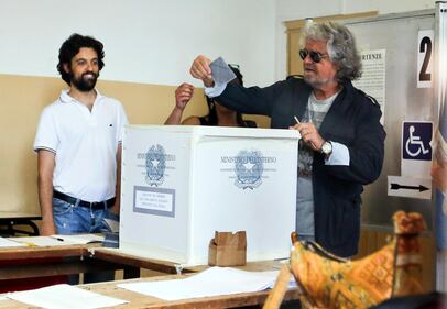 Grillo va a votare al seggio di Sant'Ilario 1