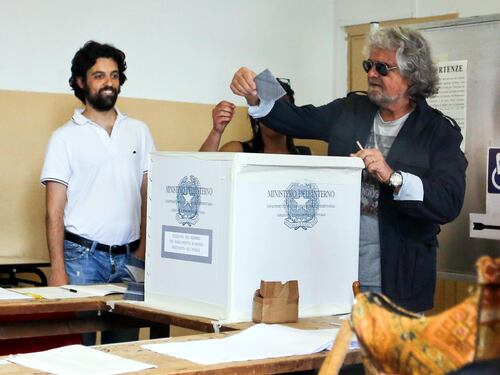 Grillo va a votare al seggio di Sant'Ilario