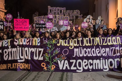 A Istanbul migliaia in piazza contro la violenza sulle donne 4