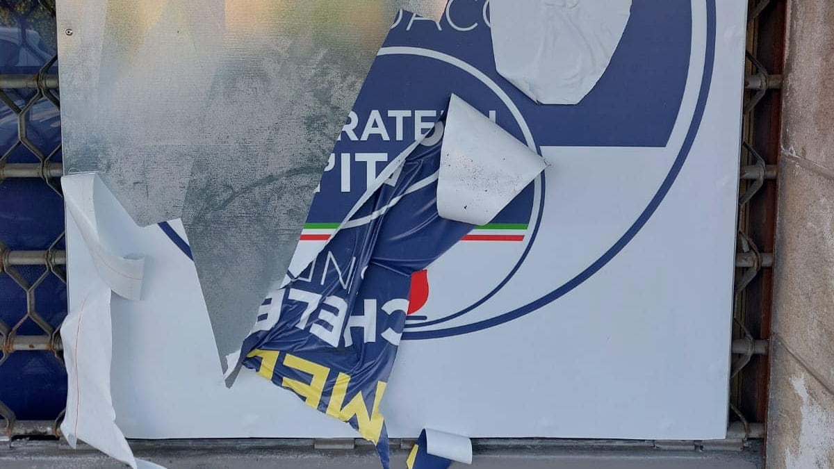 Pisa, vandalizzata la sede di Fratelli d'Italia. Il partito: "Atto intimidatorio, non ci fermeremo"
