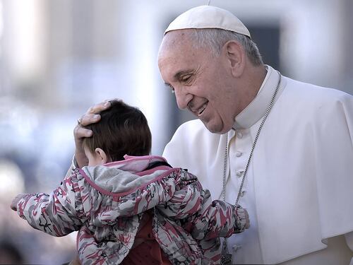 Bagno di folla per il Papa in visita a Prato: "Combattete la corruzione"