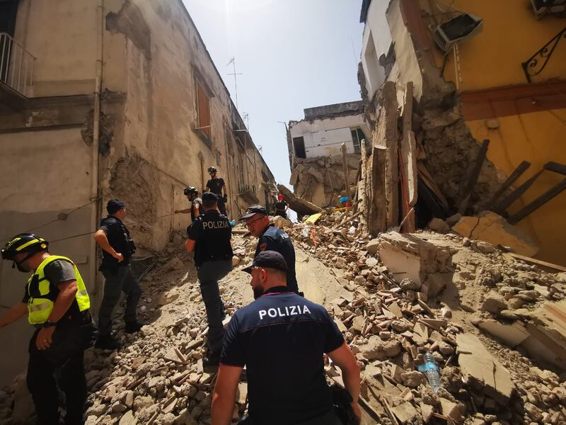 Crolla palazzina a Torre del Greco: le immagini dei soccorsi 8