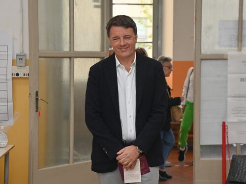 Renzi affila le unghie: "Mi chiedono di far cadere il governo, la mia specialità..."