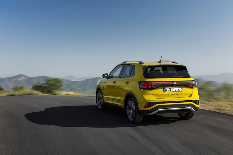 Nuova Volkswagen T-Cross 2023: le immagini del restyling 2