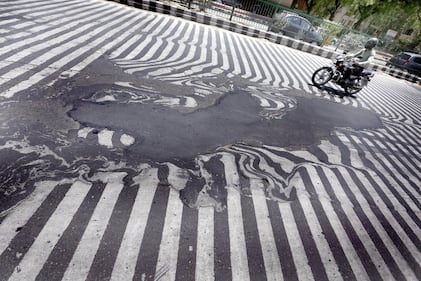 Il caldo killer scioglie l'asfalto 1