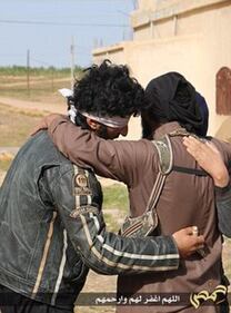 I boia di Isis abbracciano i prigionieri, poi li lapidano 2