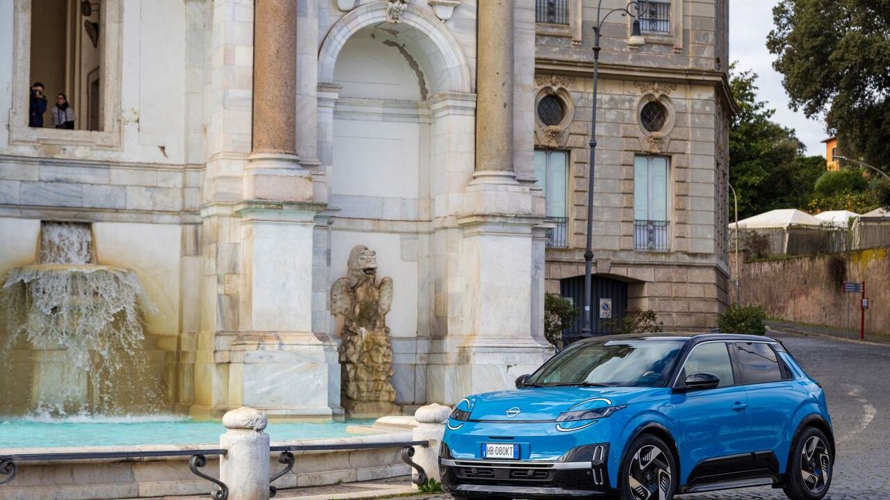 La Nissan Micra torna elettrica: prova tra le strade di Roma della nuova citycar giapponese