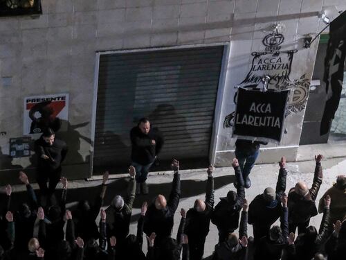 Quella "fasciofobia" dell’Anpi che vuole eliminare i morti di destra