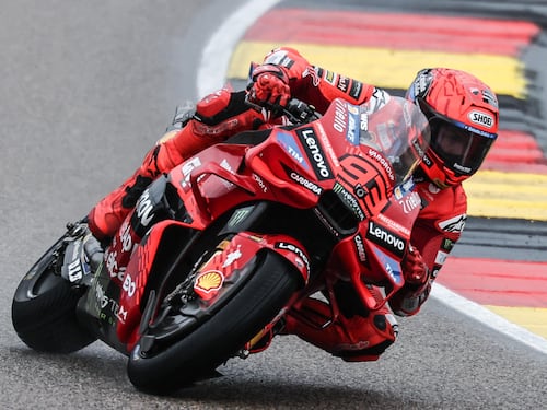 MotoGP, Marc Marquez trionfa in Germania e fa il vuoto in classifica generale. Terzo Bagnaia