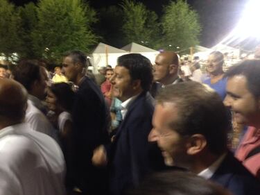 Renzi a sorpresa alla Festa dell'Unità tra selfie e biliardino 9