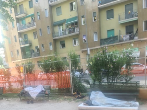 Bivacchi di immigrati nel parco dei bimbi: così Sala ignora le periferie