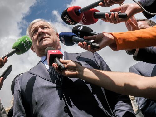 Treni e pullman azzurri a Napoli. Tajani lancia lo sprint finale