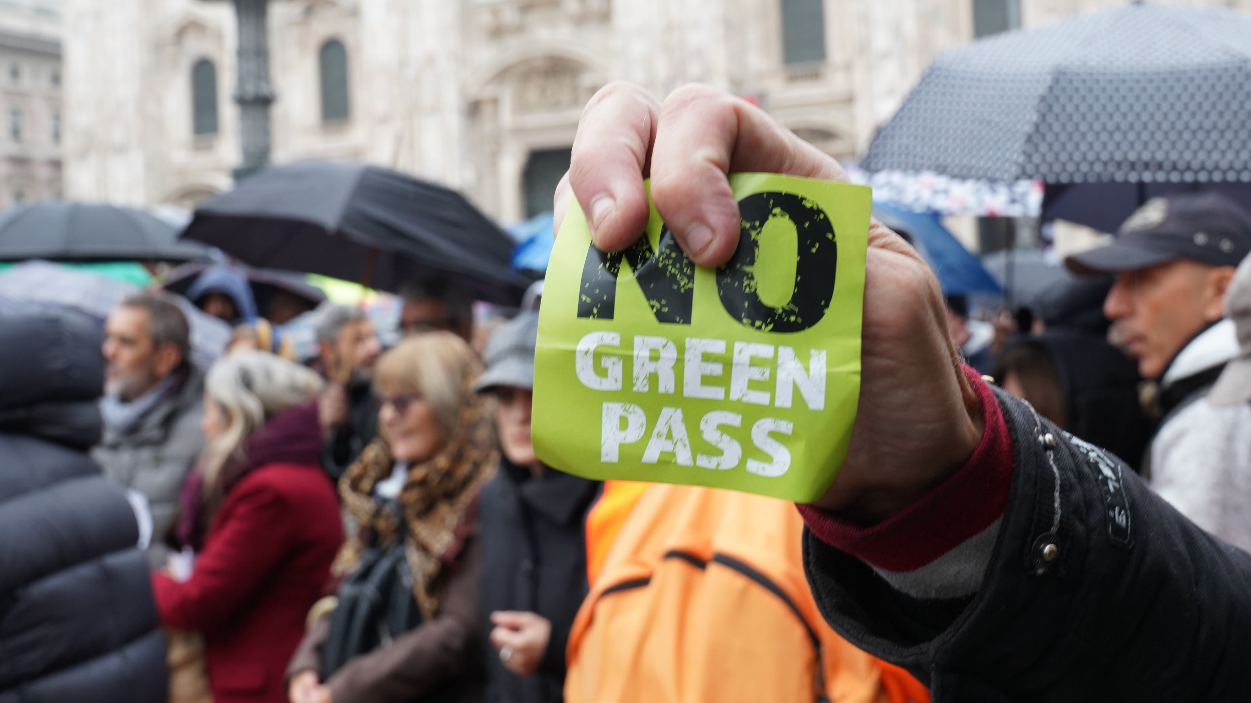 La truffa dei falsi positivi: scatta l'allarme. Così si ottiene il green pass