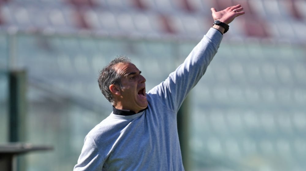 Taranto, calciatori presi a schiaffi e pugni dai tifosi