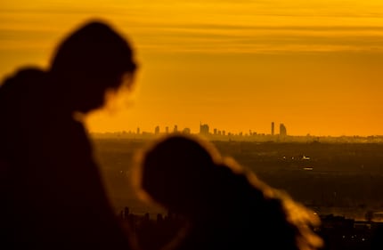 Il vento spazza via nubi e smog: da Bergamo si vede lo skyline di Milano 4