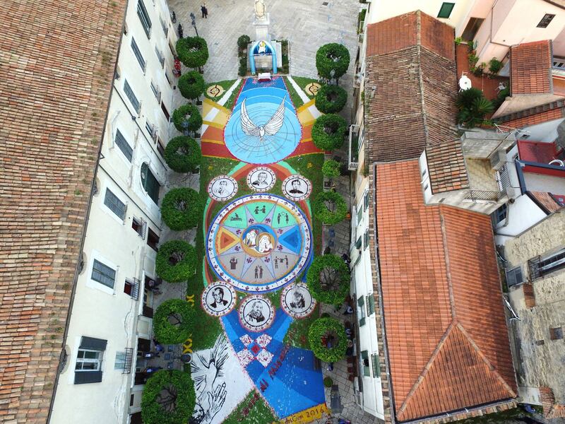La tradizionale "Infiorata" di Sant'Agata Dei Goti torna con “I Miracoli Eucaristici” 14