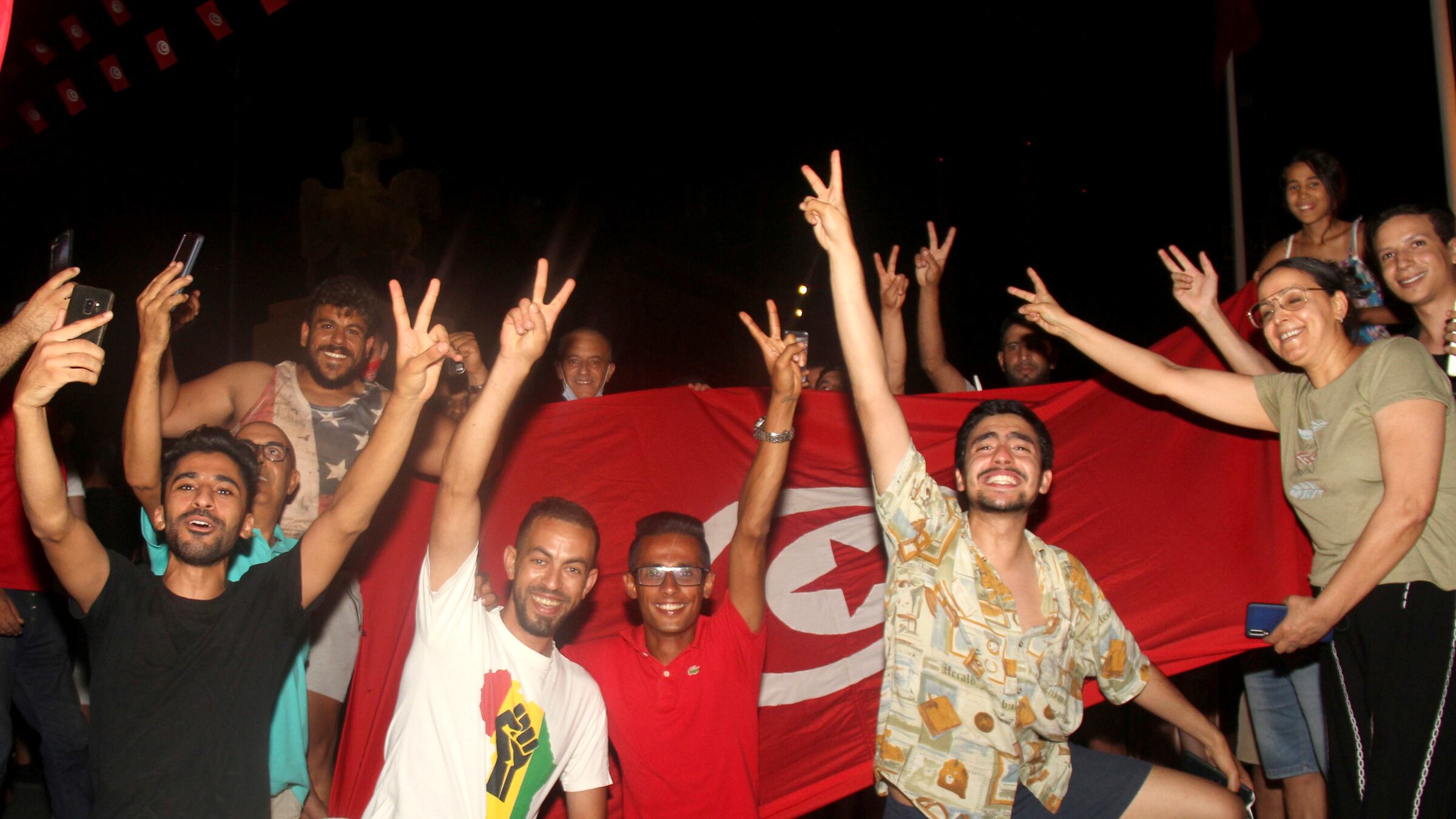Tunisia nel caos, via il premier. Sospeso anche il Parlamento