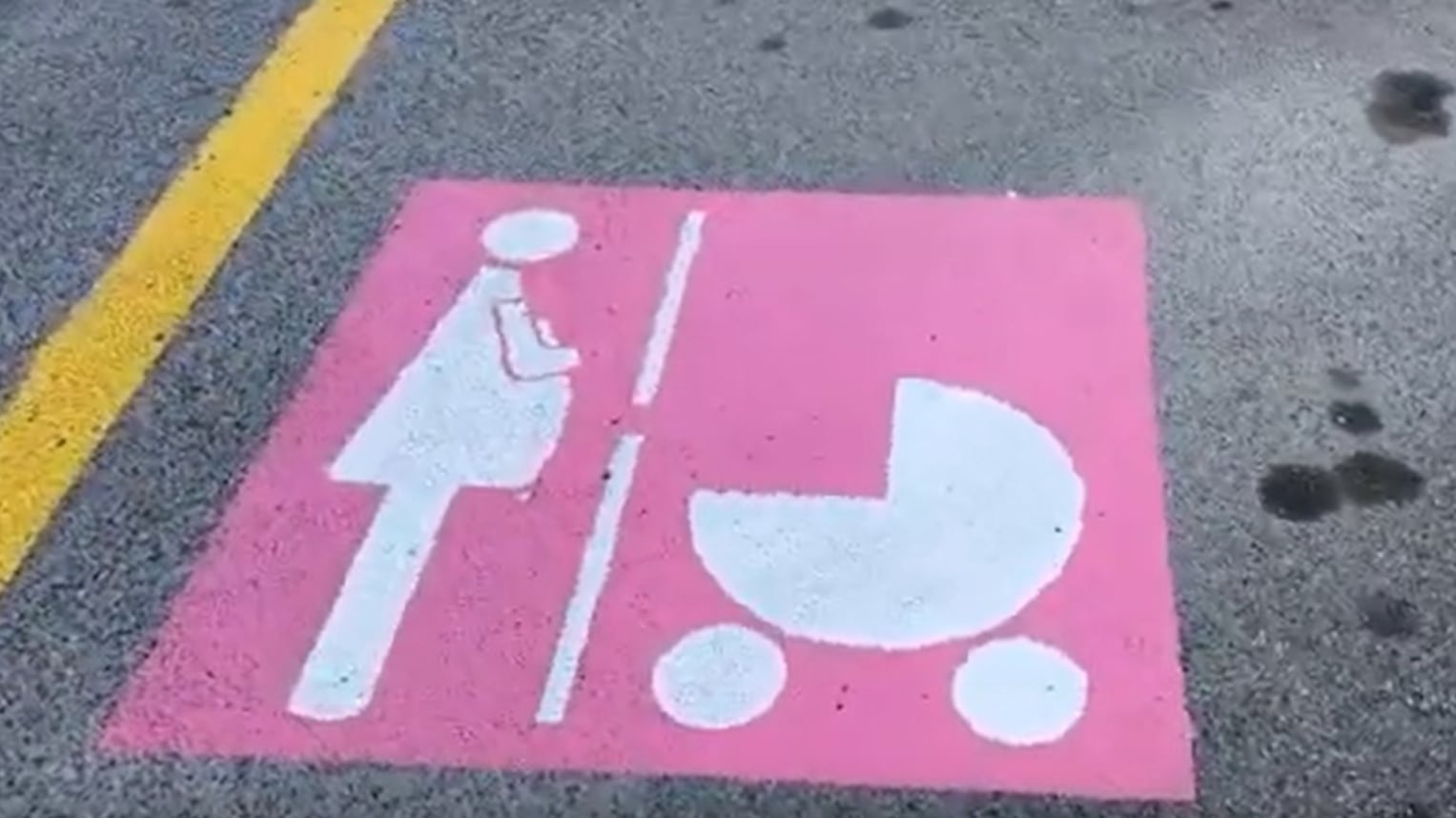 Tutto quello che c'è da sapere sui parcheggi rosa: chi può usarli e come richiedere il contrassegno