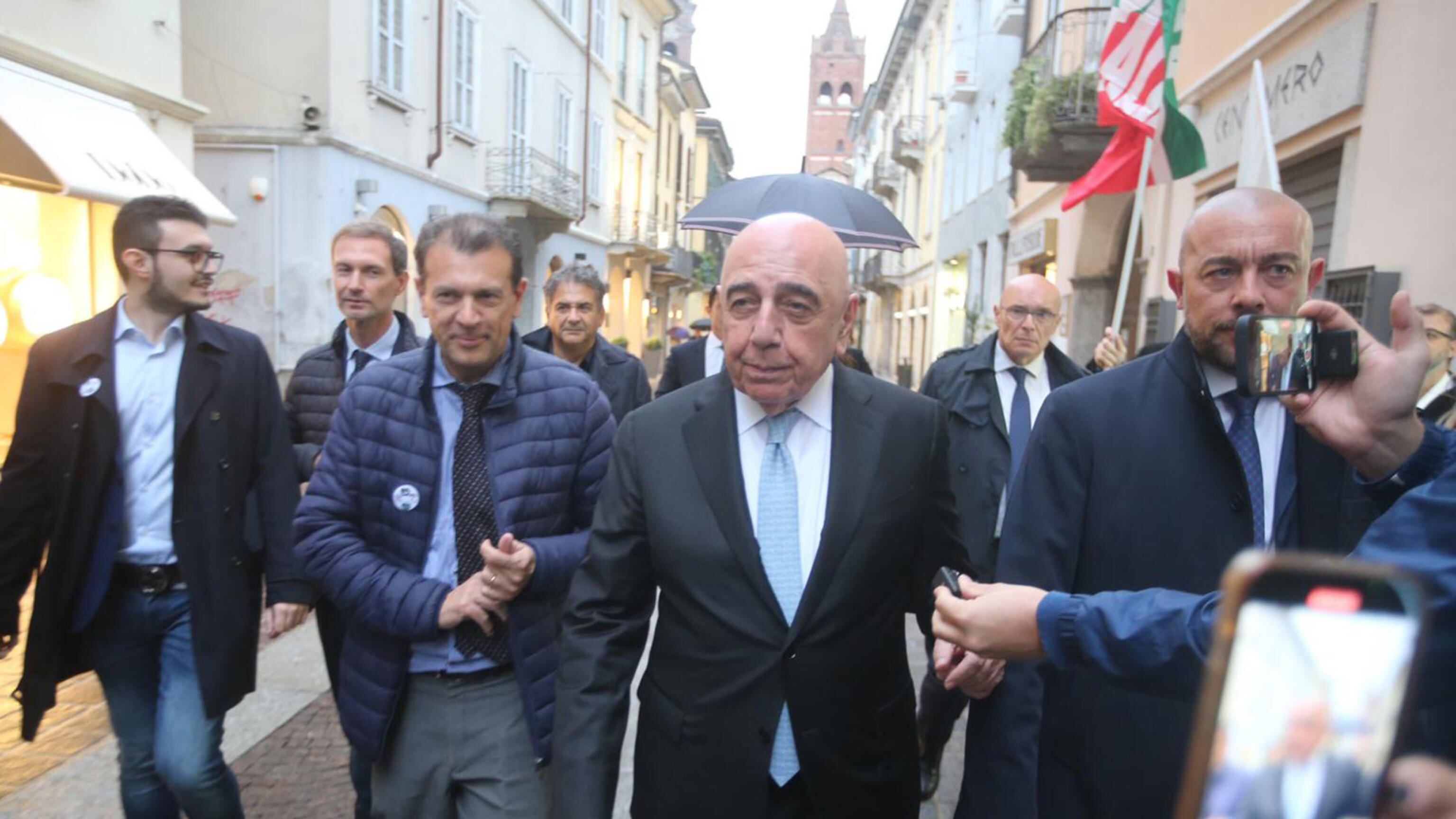 L'ennesima "coppa" di un vincente. Esultano Marina e Pier Silvio: "Bravo"