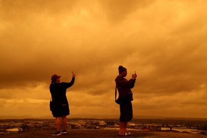 Incendi in Australia, il cielo si tinge di arancione 5