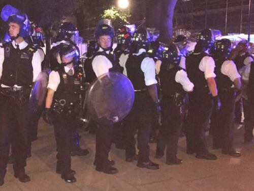 Disordini a Londra: a Stamford Hill è caccia all'uomo